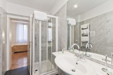 Standard Room | Bathroom | Free toiletries, hair dryer, bidet, towels