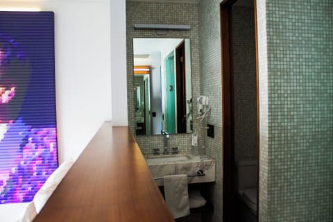 Executive Double Room (Superior) | Bathroom | Shower, eco-friendly toiletries, hair dryer, towels