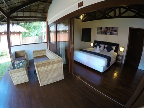 Beachfront Cottage | Minibar, in-room safe, individually decorated, individually furnished