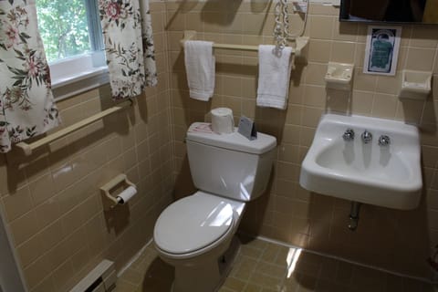 Combined shower/tub, hair dryer, towels