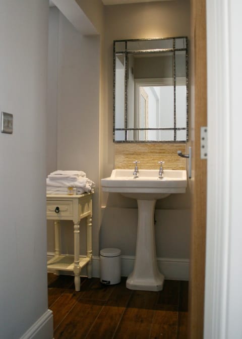 Standard Double Room, 1 King Bed, Patio (Charlie's Den) | Bathroom | Free toiletries, hair dryer, towels