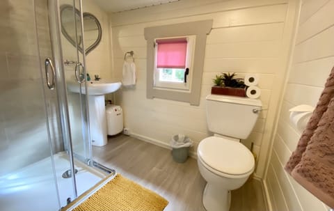 Cabin | Bathroom | Shower, free toiletries, towels