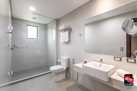 Standard Triple Room | Bathroom | Shower, free toiletries, hair dryer, towels