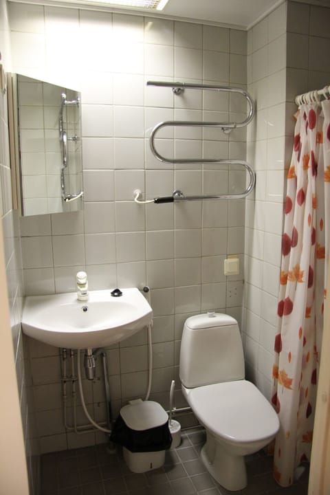 Economy Twin | Bathroom | Shower, hair dryer, towels