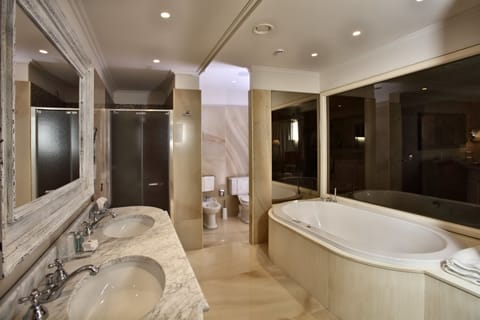 Superior Studio Suite (Leonardo Da Vinci) | Jetted tub