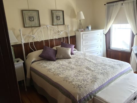 Standard Single Room, 1 Queen Bed, Shared Bathroom | Premium bedding, individually decorated, individually furnished