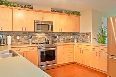 Luxury Condo, 3 Bedrooms, Resort View | Private kitchen | Fridge, microwave, coffee/tea maker