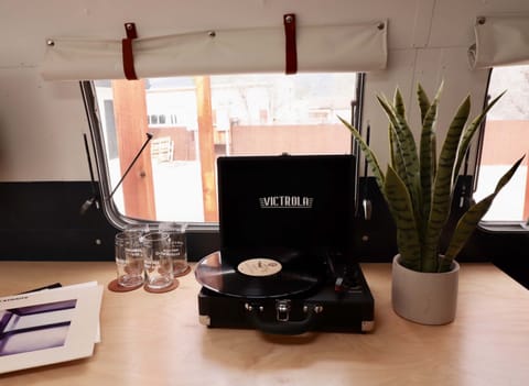 Francis Airstream | Premium bedding, blackout drapes, free WiFi, bed sheets