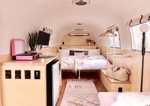 Velma Airstream | Premium bedding, blackout drapes, free WiFi, bed sheets