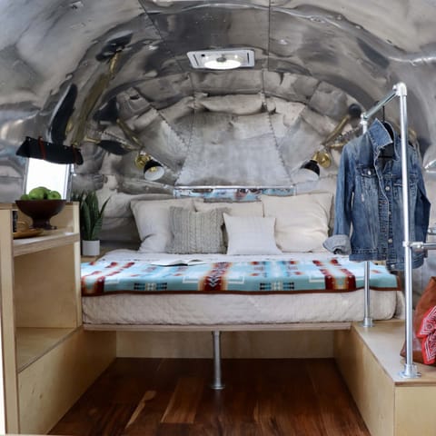 Merle Airstream | Premium bedding, blackout drapes, free WiFi, bed sheets