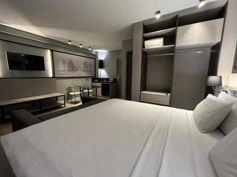 Deluxe Room | Minibar, in-room safe, desk, laptop workspace