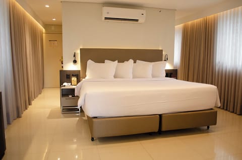 Premium Suite, 1 Double Bed | Premium bedding, minibar, in-room safe, laptop workspace