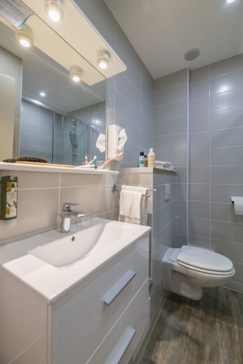 Standard Double or Twin Room, City View | Bathroom | Hair dryer, towels