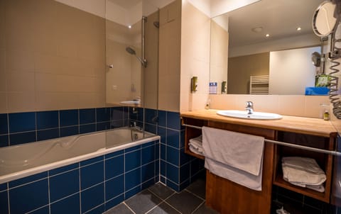 Superior Room, Terrace, Sea View | Bathroom | Free toiletries, hair dryer, bathrobes, towels