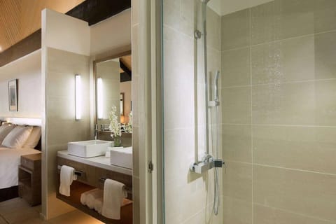 Room, 1 King Bed, Ocean View (BURE) | Bathroom | Shower, free toiletries, hair dryer, bathrobes