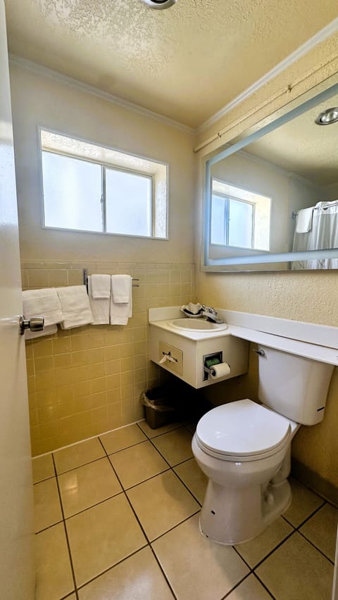 Traditional Room, 2 Queen Beds | Bathroom | Combined shower/tub, free toiletries, hair dryer, towels