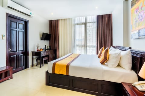 Deluxe Double Room, Sea View | Hypo-allergenic bedding, minibar, individually furnished, desk