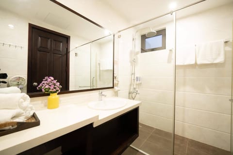 Superior Triple Room | Bathroom | Shower, free toiletries, hair dryer, slippers