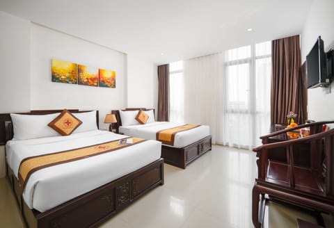 Deluxe Twin Room, Sea View | Hypo-allergenic bedding, minibar, individually furnished, desk