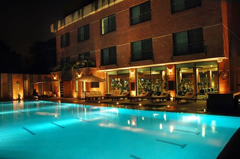 Outdoor pool, pool umbrellas