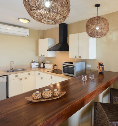 2 bedroom Suite | Private kitchen | Fridge, microwave, oven, stovetop