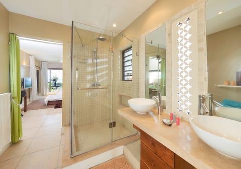 2 bedroom Suite | Bathroom | Separate tub and shower, free toiletries, hair dryer, towels