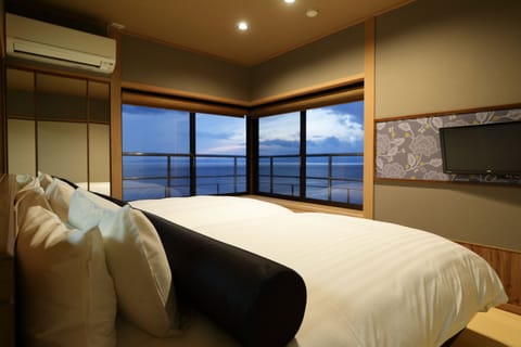 Deluxe Suite, 1 Bedroom, Private Bathroom, Ocean View | Down comforters, in-room safe, free WiFi