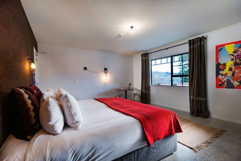Standard King room with Mountain view | Soundproofing, free WiFi, bed sheets