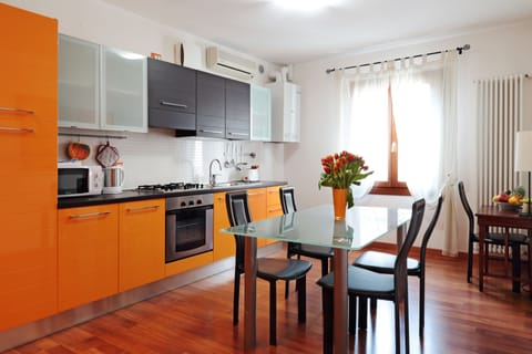 Deluxe Apartment (up to 4 people) | Private kitchen | Full-size fridge, microwave, oven, stovetop