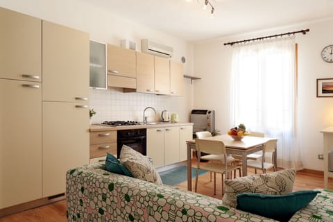 Comfort Apartment, 2 Bedrooms | Private kitchen | Full-size fridge, microwave, oven, stovetop