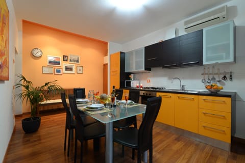 Deluxe Apartment (up to 4 people) | Private kitchen | Full-size fridge, microwave, oven, stovetop