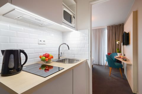 Studio, 1 Double Bed | Private kitchenette | Fridge, microwave, stovetop, dishwasher