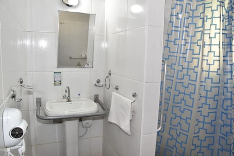 Standard Room, 1 Bedroom | Bathroom | Shower, free toiletries, hair dryer, towels