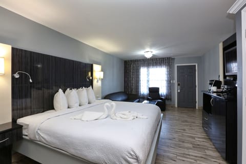 Deluxe Room, 1 King Bed, Bay View | Blackout drapes, soundproofing, iron/ironing board, free WiFi