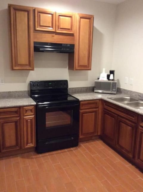 Classic Room, 1 King Bed, Non Smoking, Kitchen (210) | Private kitchen | Fridge, microwave