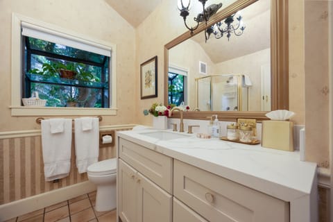 Double Room Single Use, 1 King Bed | Bathroom | Shower, free toiletries, hair dryer, bathrobes