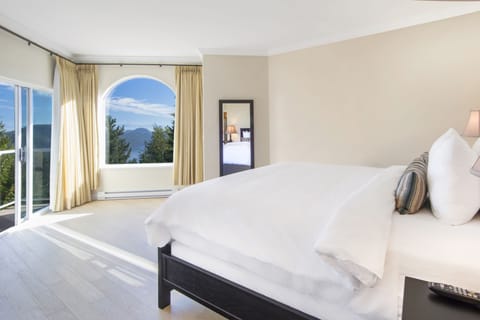 Master Suite | Premium bedding, pillowtop beds, in-room safe, iron/ironing board