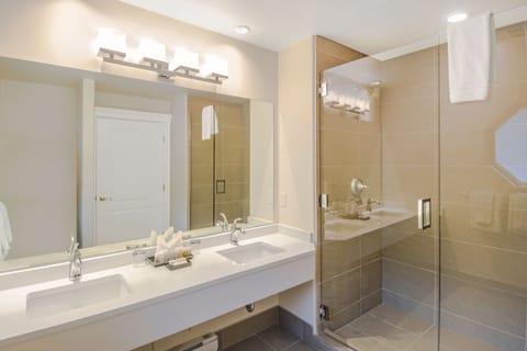 Aquila Superior Suite | Bathroom | Combined shower/tub, rainfall showerhead, free toiletries, hair dryer