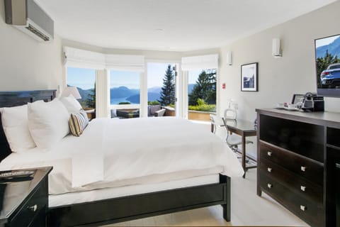 Classic Room (View) | Premium bedding, pillowtop beds, in-room safe, iron/ironing board