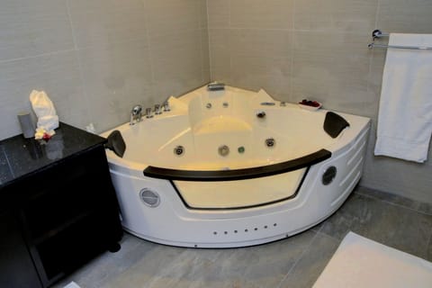 Separate tub and shower, jetted tub, free toiletries, towels