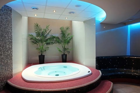 Indoor spa tub