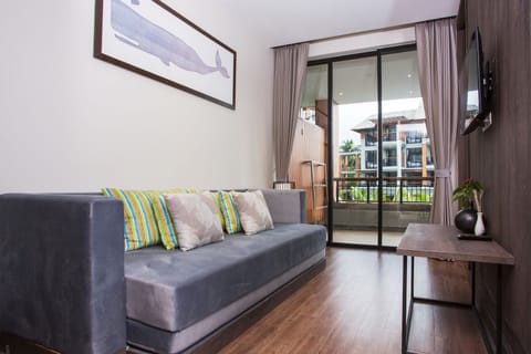 Deluxe Suite Room | In-room safe, desk, blackout drapes, free WiFi