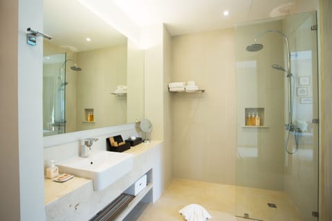 Deluxe Suite Pool Access/ Jacuzzi Room  | Bathroom | Separate tub and shower, rainfall showerhead, free toiletries