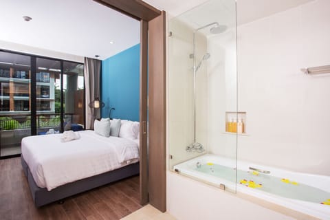 Deluxe Suite Room | In-room safe, desk, blackout drapes, free WiFi