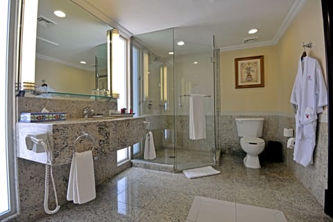 Executive Room, Executive Level | Bathroom | Designer toiletries, hair dryer, towels