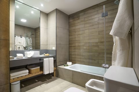 Junior Suite, 1 King Bed, Canal View | Bathroom | Combined shower/tub, rainfall showerhead, free toiletries, hair dryer