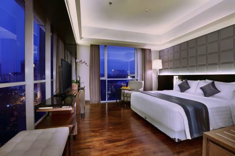 Executive Room, 1 Double Bed | Premium bedding, in-room safe, desk, iron/ironing board