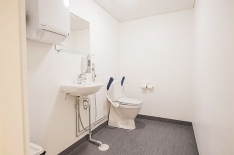 Shower, free toiletries, towels