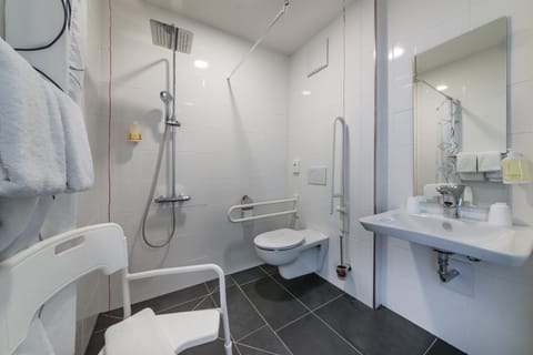 Basic Double Room, Accessible, Non Smoking | Bathroom | Shower, towels