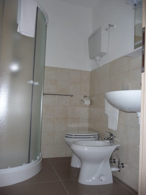 Shower, free toiletries, hair dryer, bidet